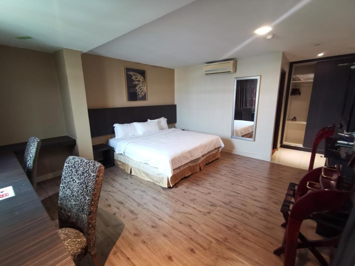 Hotel De Leon II Lahad Datu Exteriör bild